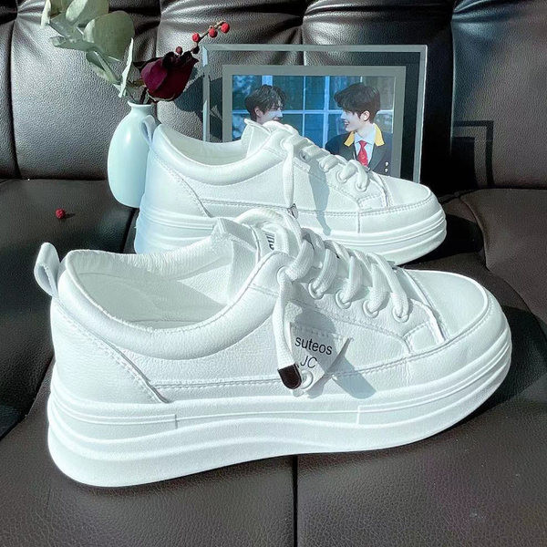 Γυναικεία αθλητικά  παπούτσια με χαμηλή πλατφόρμα σε μαύρο και άσπρο χρώμα