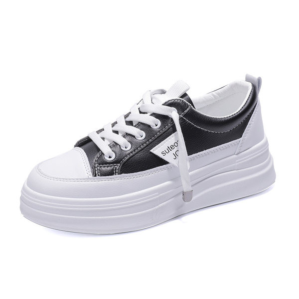 Γυναικεία αθλητικά  παπούτσια με χαμηλή πλατφόρμα σε μαύρο και άσπρο χρώμα