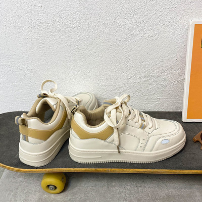 Γυναικεία αθλητικά αναπνεύσιμα παπούτσια με επίπεδη σόλα - τρία μοντέλα