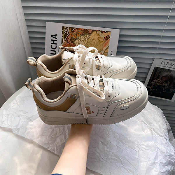 Γυναικεία αθλητικά αναπνεύσιμα παπούτσια με επίπεδη σόλα - τρία μοντέλα