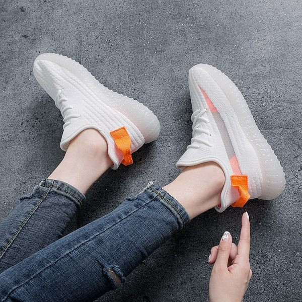 Αθλητικά και καθημερινά γυναικεία  παπούτσια από υφάσματα με επίπεδη σόλα