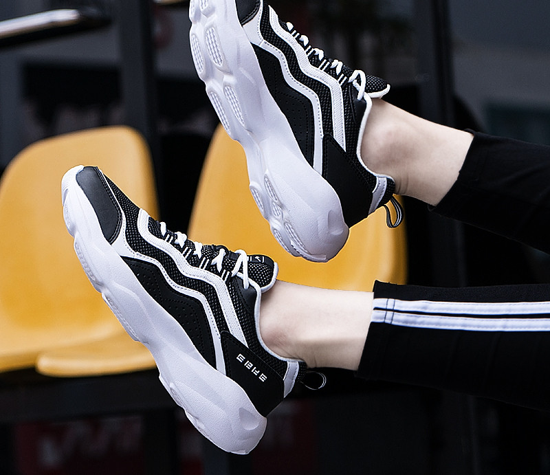 Γυναικεία αθλητικά παπούτσια κατασκευασμένα από οικολογικό δέρμα και υφάσματα με τραχιά σόλα