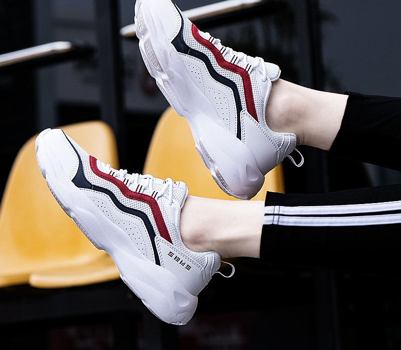 Γυναικεία αθλητικά παπούτσια κατασκευασμένα από οικολογικό δέρμα και υφάσματα με τραχιά σόλα