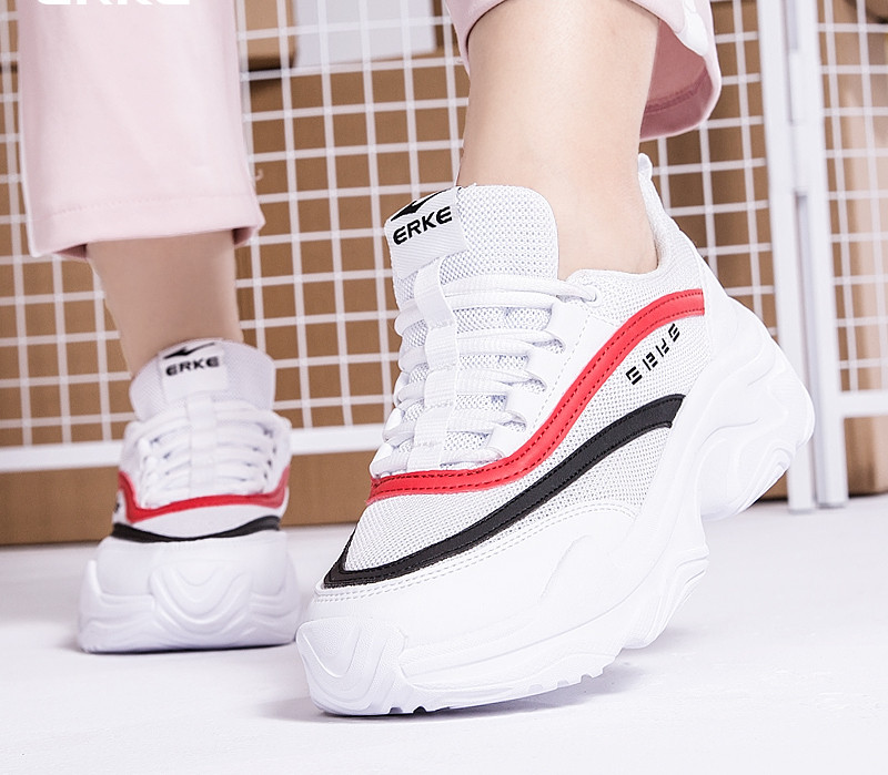 Γυναικεία αθλητικά παπούτσια κατασκευασμένα από οικολογικό δέρμα και υφάσματα με τραχιά σόλα