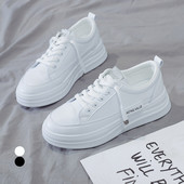 Κλασικό μοντέλο γυναικεία αθλητικά παπούτσια με κορδόνια σε μαύρο και άσπρο χρώμα