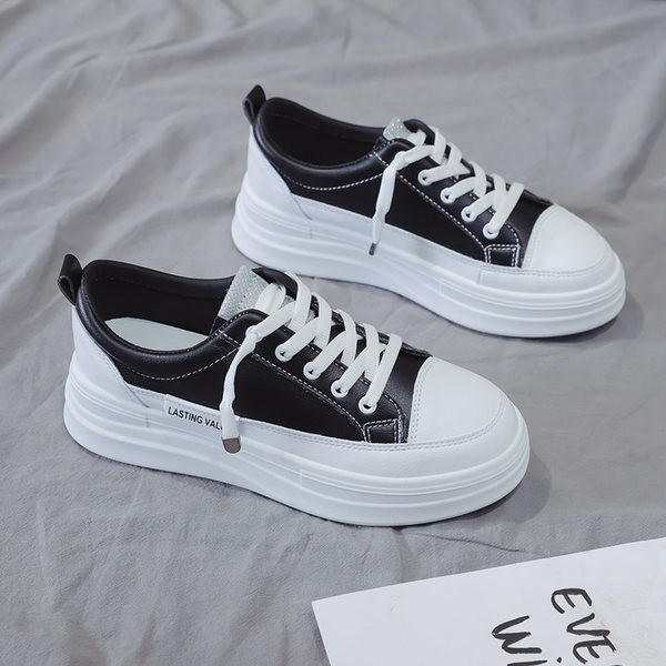 Κλασικό μοντέλο γυναικεία αθλητικά παπούτσια με κορδόνια σε μαύρο και άσπρο χρώμα