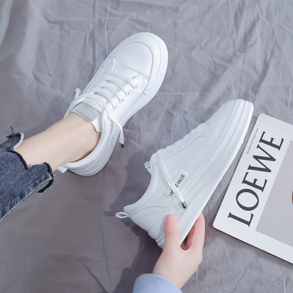 Κλασικό μοντέλο γυναικεία αθλητικά παπούτσια με κορδόνια σε μαύρο και άσπρο χρώμα