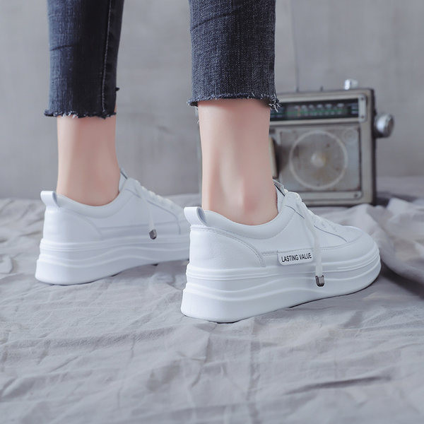 Κλασικό μοντέλο γυναικεία αθλητικά παπούτσια με κορδόνια σε μαύρο και άσπρο χρώμα