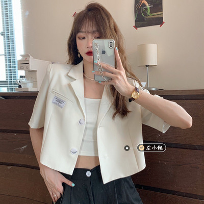 Jachetă scurtă de damă de ultimă generație cu mâneci 3/4 și nasturi