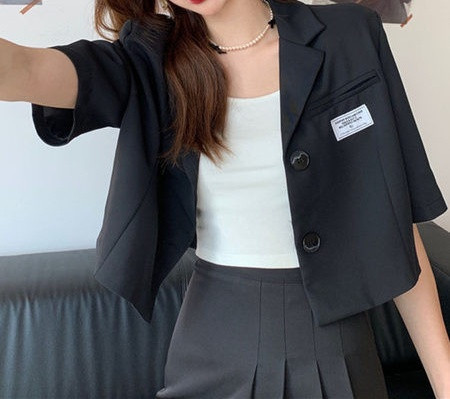 Jachetă scurtă de damă de ultimă generație cu mâneci 3/4 și nasturi