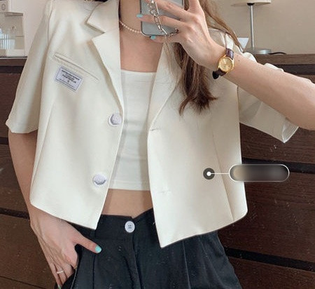 Jachetă scurtă de damă de ultimă generație cu mâneci 3/4 și nasturi