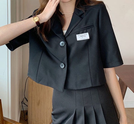 Jachetă scurtă de damă de ultimă generație cu mâneci 3/4 și nasturi