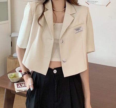 Jachetă scurtă de damă de ultimă generație cu mâneci 3/4 și nasturi