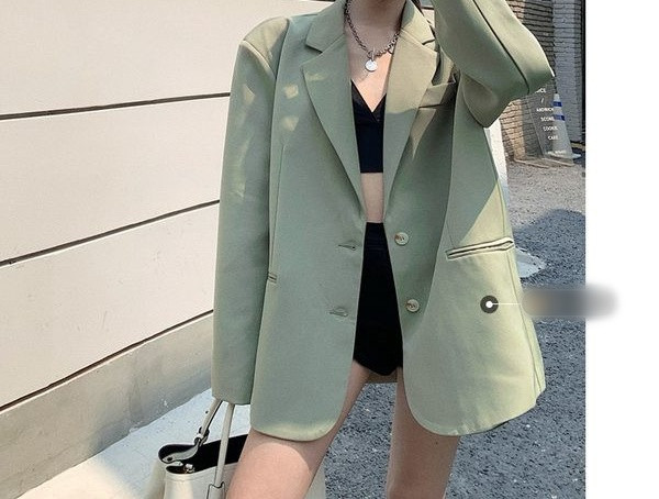 Moderna sieviešu garā jaka ar garām piedurknēm un kakla izgriezumu