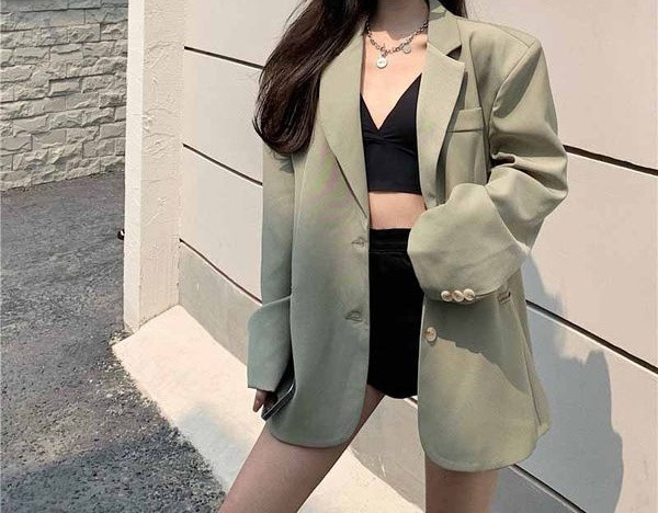 Moderna sieviešu garā jaka ar garām piedurknēm un kakla izgriezumu