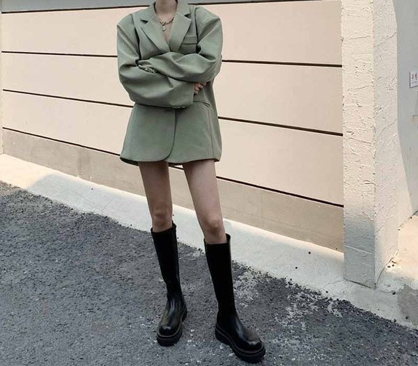 Moderna sieviešu garā jaka ar garām piedurknēm un kakla izgriezumu