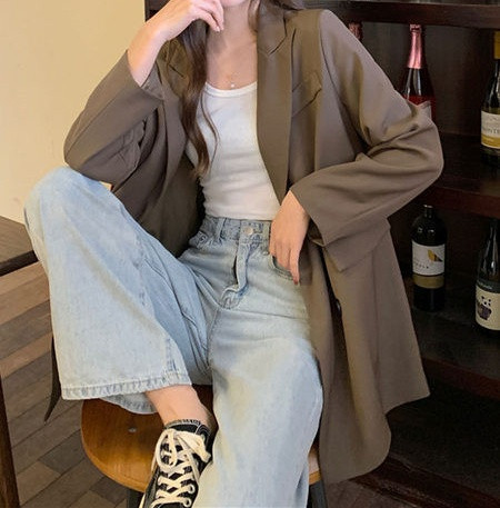 Sieviešu ikdienas gara jaka ar pogām un garām piedurknēm