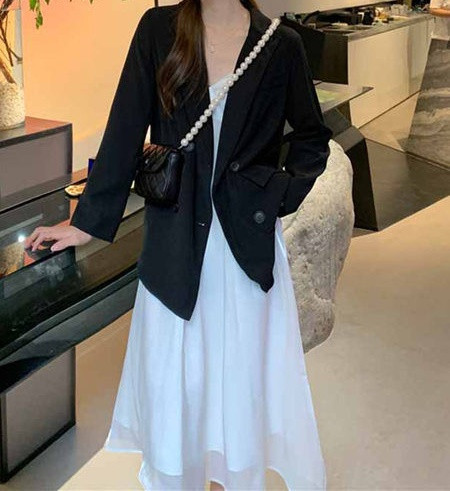 Sieviešu ikdienas gara jaka ar pogām un garām piedurknēm