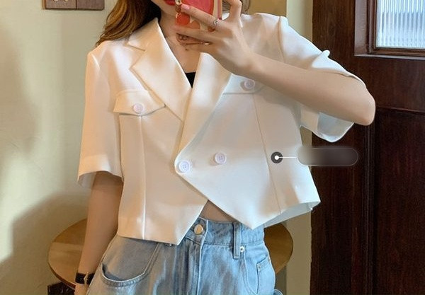 Moderns sieviešu īsās jakas asimetrisks modelis ar pogām
