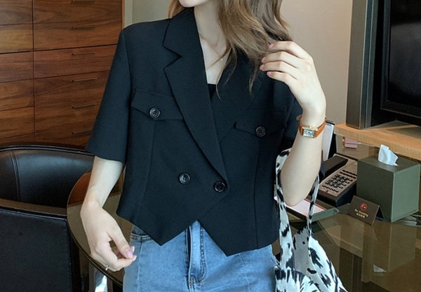 Moderns sieviešu īsās jakas asimetrisks modelis ar pogām