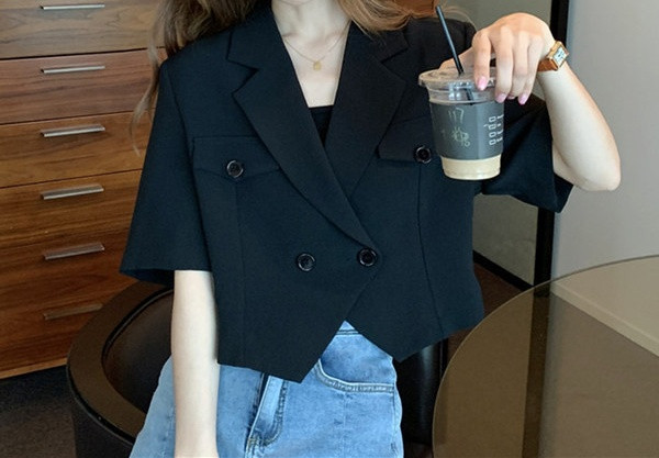 Moderns sieviešu īsās jakas asimetrisks modelis ar pogām