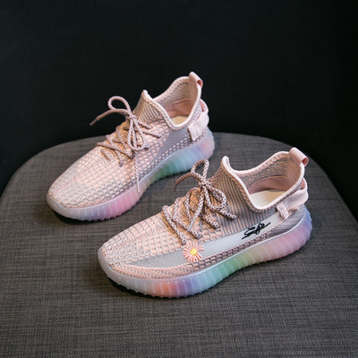 Model nou de adidași de damă cu broderie și șireturi