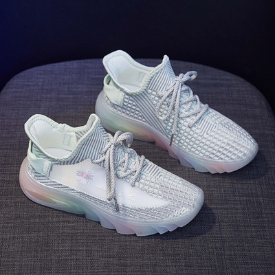 Model nou de adidași de damă cu broderie și șireturi