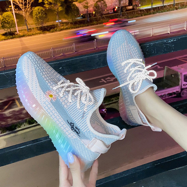 Model nou de adidași de damă cu broderie și șireturi