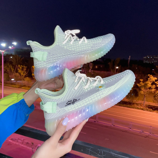 Model nou de adidași de damă cu broderie și șireturi