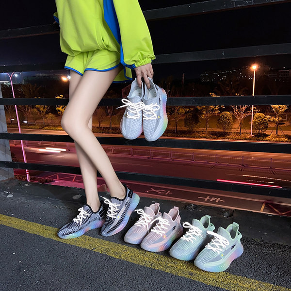 Model nou de adidași de damă cu broderie și șireturi