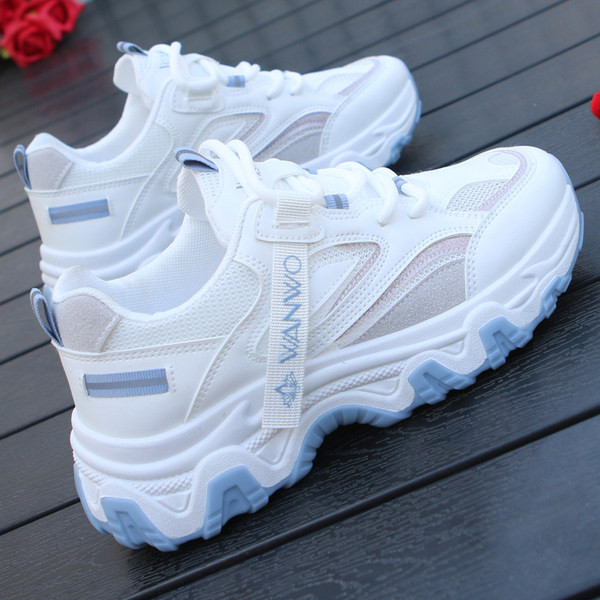 Adidași de damă cu șireturi și inscripție