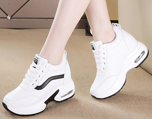 Μοντέρνα αθλητικά παπούτσια με ψηλή σόλα και έμβλημα