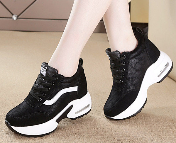 Μοντέρνα αθλητικά παπούτσια με ψηλή σόλα και έμβλημα