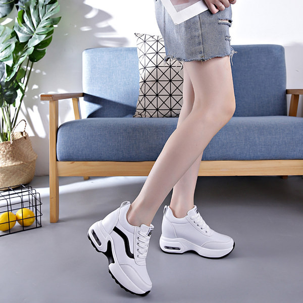 Μοντέρνα αθλητικά παπούτσια με ψηλή σόλα και έμβλημα