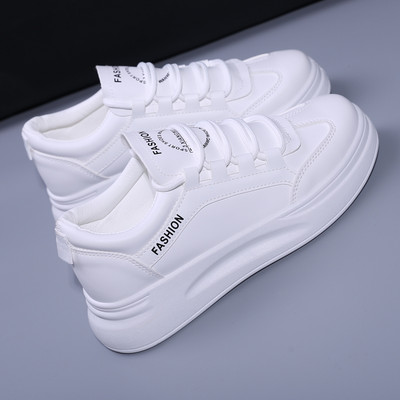 Γυναικεία άθλητικά παπούτσια με επίπεδη σόλα και κορδόνια