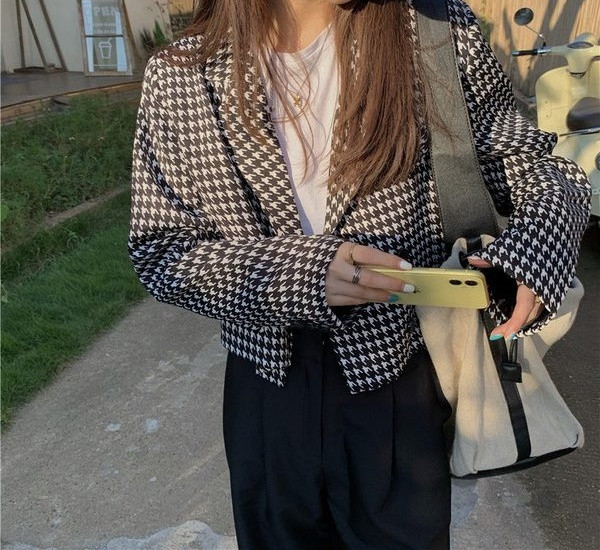 Jachetă de damă în carouri elegantă, cu mâneci lungi