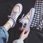 Jauns sieviešu kedu modelis ar šņorēm un krāsainu zoli