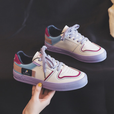 Jauns sieviešu kedu modelis ar šņorēm un krāsainu zoli