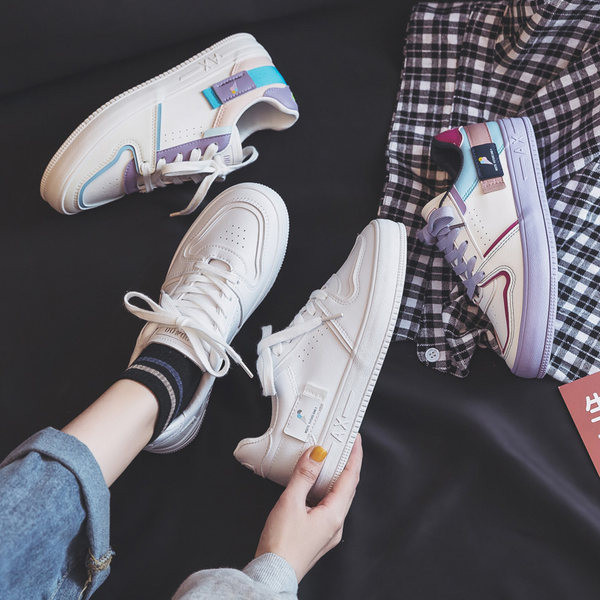 Jauns sieviešu kedu modelis ar šņorēm un krāsainu zoli