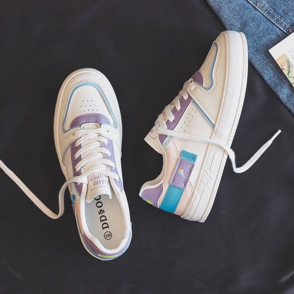 Jauns sieviešu kedu modelis ar šņorēm un krāsainu zoli