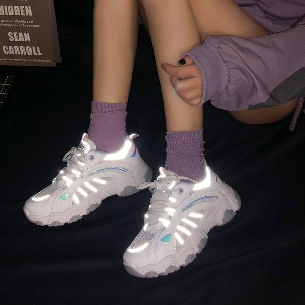 Jauns sieviešu kedu modelis ar šņorēm un rupju zoli divās krāsās