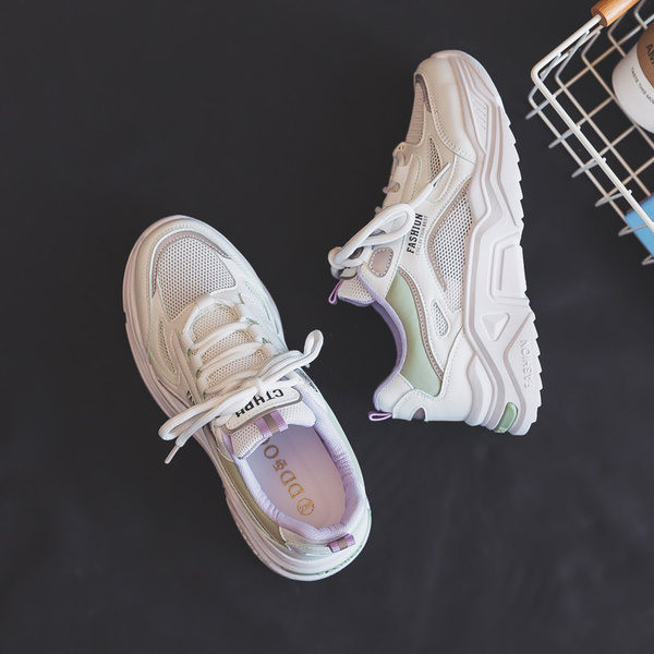 Jauns pavasarim piemērotu sieviešu kedu modelis ar mežģīnēm