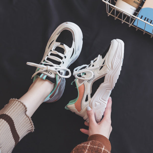 Jauns pavasarim piemērotu sieviešu kedu modelis ar mežģīnēm