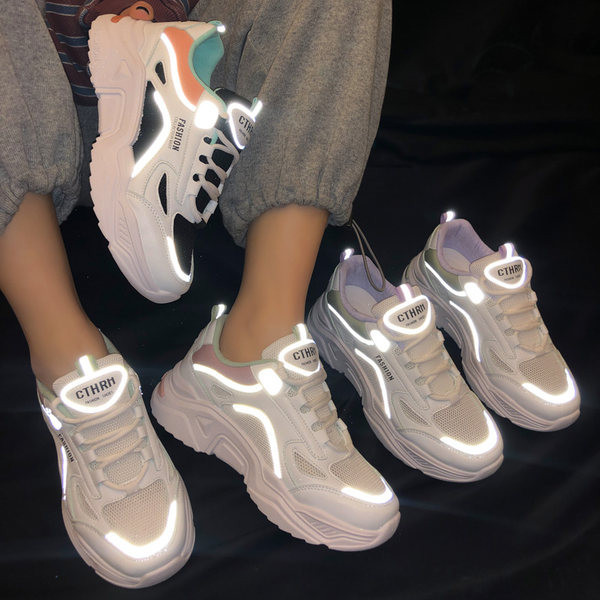 Jauns pavasarim piemērotu sieviešu kedu modelis ar mežģīnēm