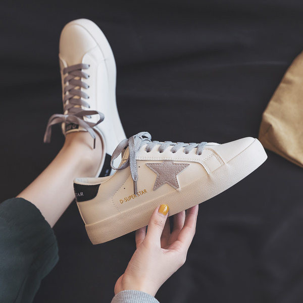 Sieviešu kedas ar aplikāciju un saitēm četrās krāsās