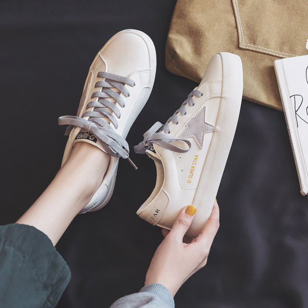 Sieviešu kedas ar aplikāciju un saitēm četrās krāsās