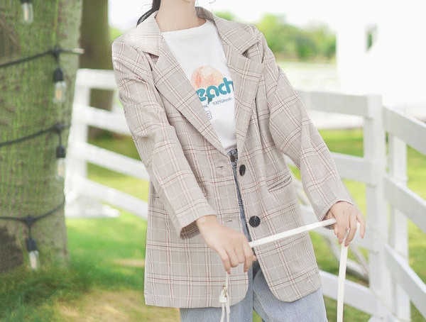 Moderns sieviešu rūtainas jakas plats modelis ar pogām