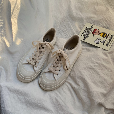 Γυναικεία αθλητικά παπούτσια σε κορδόνια - κλασικό μοντέλο