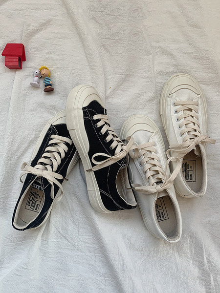 Γυναικεία αθλητικά παπούτσια σε κορδόνια - κλασικό μοντέλο