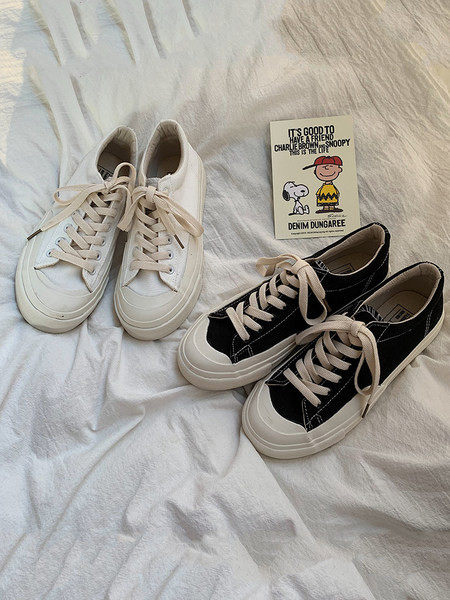 Γυναικεία αθλητικά παπούτσια σε κορδόνια - κλασικό μοντέλο